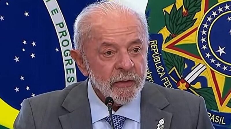 Lula critica Eduardo Bolsonaro durante cerimônia no Planalto