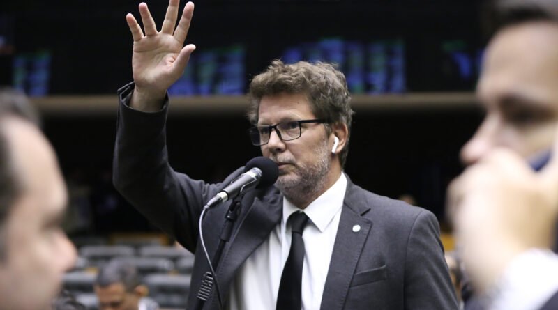 Mário Frias se pronuncia nas redes sociais sobre viagem ao exterior e responde a Flávio Dino