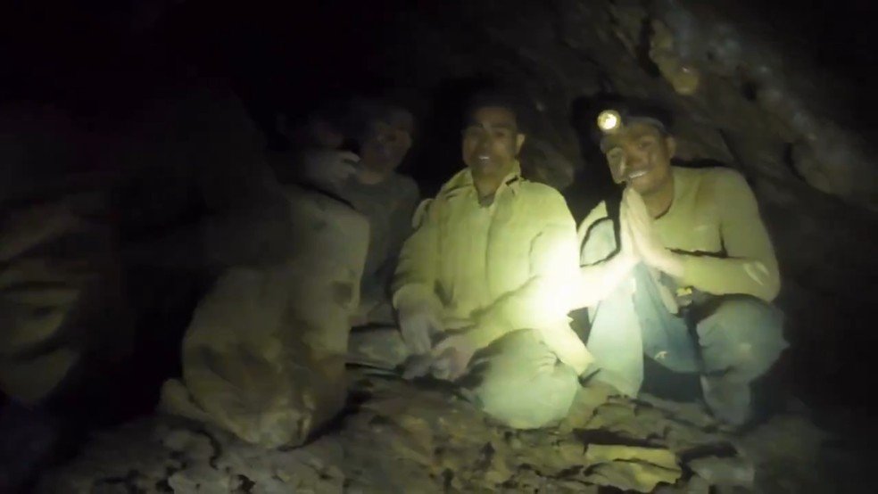 Grupo sorridente após ser encontrado