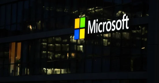 Microsoft enfrenta desafios temporários na competição de IA após instabilidades em suas plataformas
