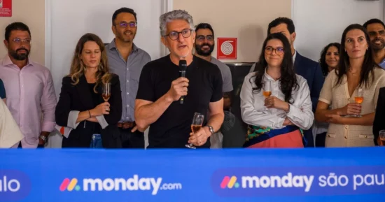 monday.com abre escritório em São Paulo e destaca agentes de IA como central da plataforma