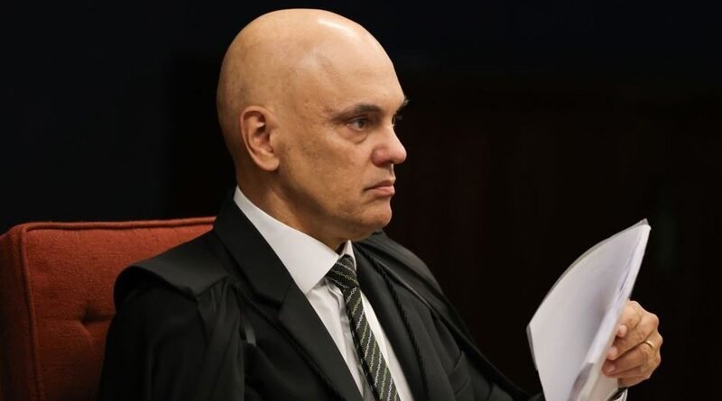 Moraes notifica PGR sobre inclusão de Jair e Flávio em ação de Eduardo