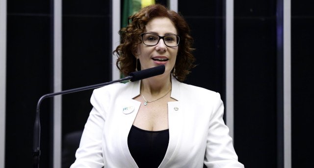 Moraes ordena início dos trâmites para extradição de Carla Zambelli