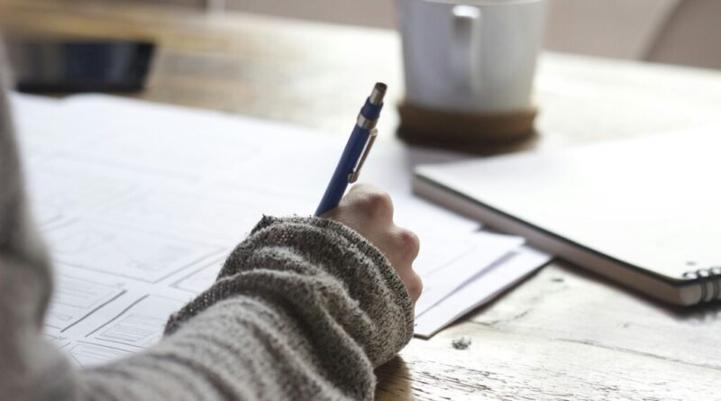 Neurociência revela por que algumas pessoas preferem escrever no papel em vez de usar o teclado