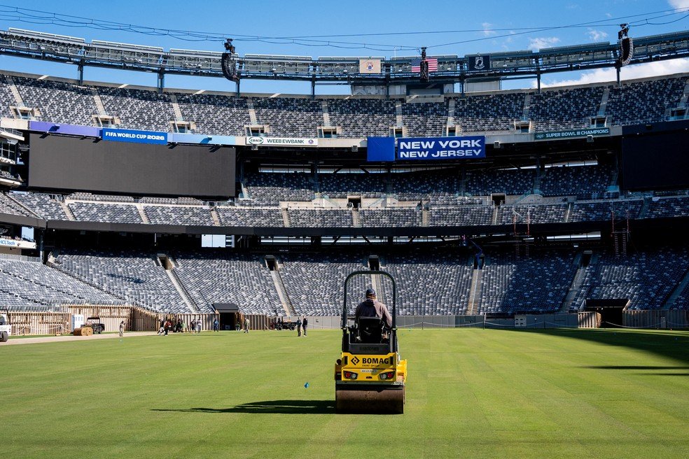 Trabalhador instala novo gramado do MetLife Stadium, em Nova Jersey, estádio que receberá jogos da Copa do Mundo de 2026, incluindo a final.