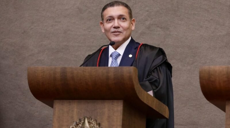 Nunes Marques alerta para os riscos da inteligência artificial nas eleições e reafirma compromisso com a democracia durante posse no TSE