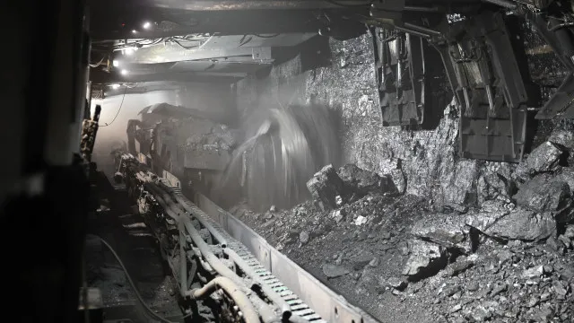 Oito mortos e dezenas de trabalhadores permanecem presos em mina de carvão na China