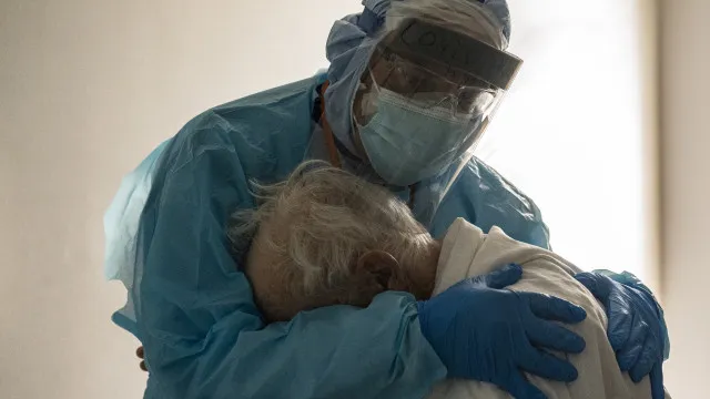 OMS revela que pandemia de Covid-19 causou 22,1 milhões de mortes, triplo do número inicial