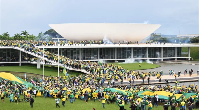 Oposição inicia coleta de assinaturas para PEC que anistia presos do 8 de Janeiro