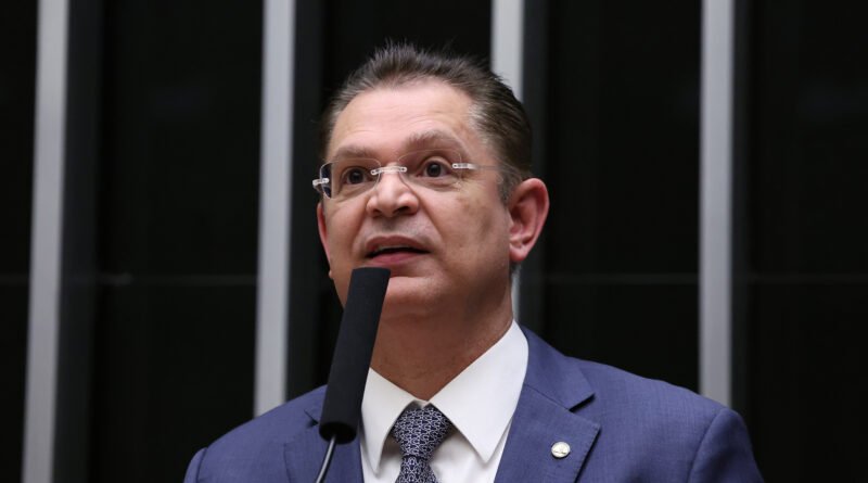 Oposição mobiliza assinaturas para PEC que anistia Bolsonaro e detentos por atos antidemocráticos em resposta a Moraes