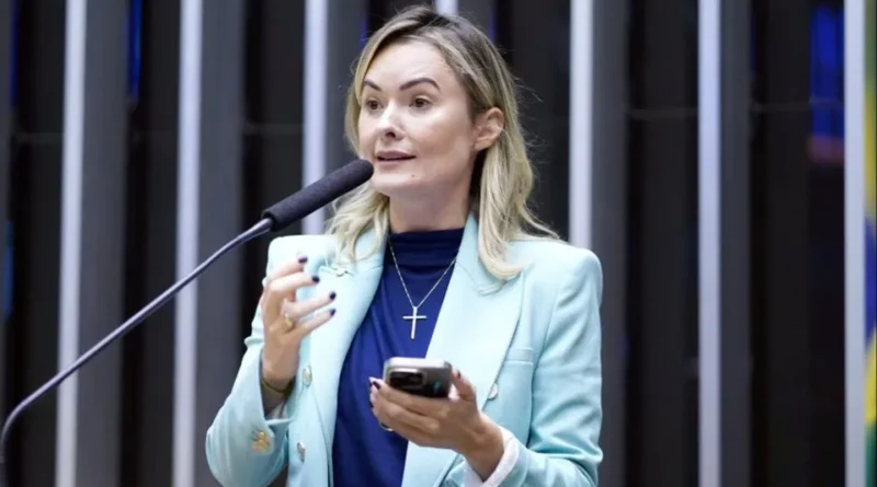Oposição questiona PEC que extingue a escala 6x1 durante votação na Comissão