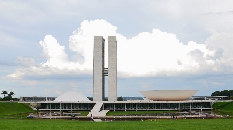 Parlamentarismo em Debate: Desafios e Incertezas na Implementação