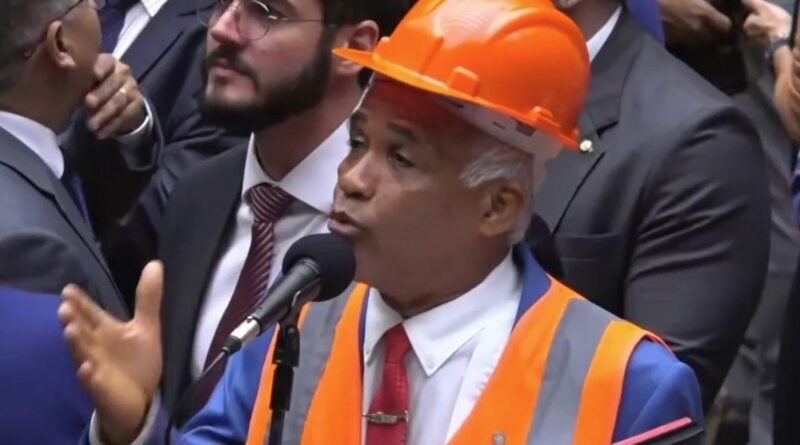 Pastor Isidório propõe PEC 6x1 para garantir direito ao descanso sexual dos trabalhadores