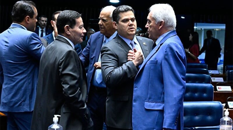 PEC que extingue reeleição permanece parada no Senado há um ano e Otto exige votação