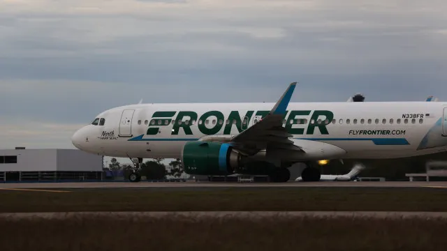 Pedestre é atropelado por avião no aeroporto de Denver e 12 pessoas ficam feridas