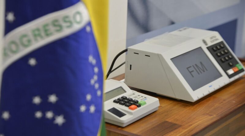 Pesquisa revela que desinformação sobre eleições foca em urnas eletrônicas