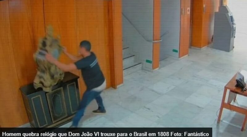 PGR apoia diminuição da pena de homem que danificou relógio histórico em 8 de Janeiro