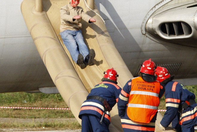 Pouso de emergência revela complexidade na evacuação de aviões