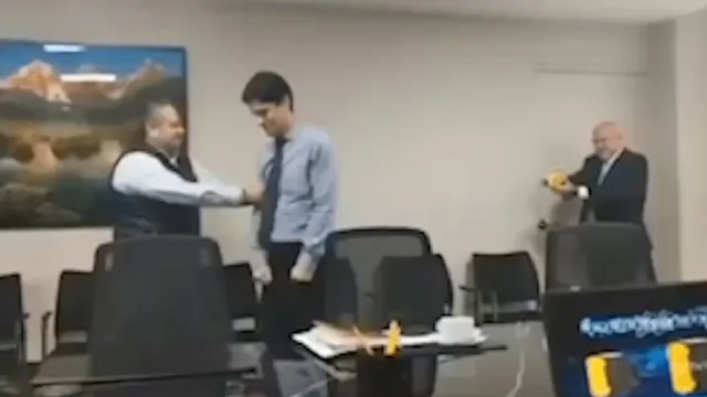 Prefeito gera indignação ao usar arma de choque contra assessor