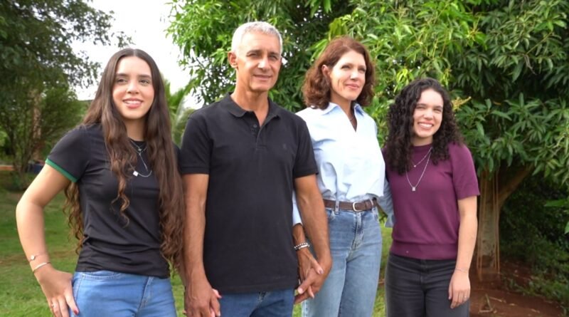 Produtor abandona terno e gravata para investir na criação de frangos e obtém grande lucro no Paraná