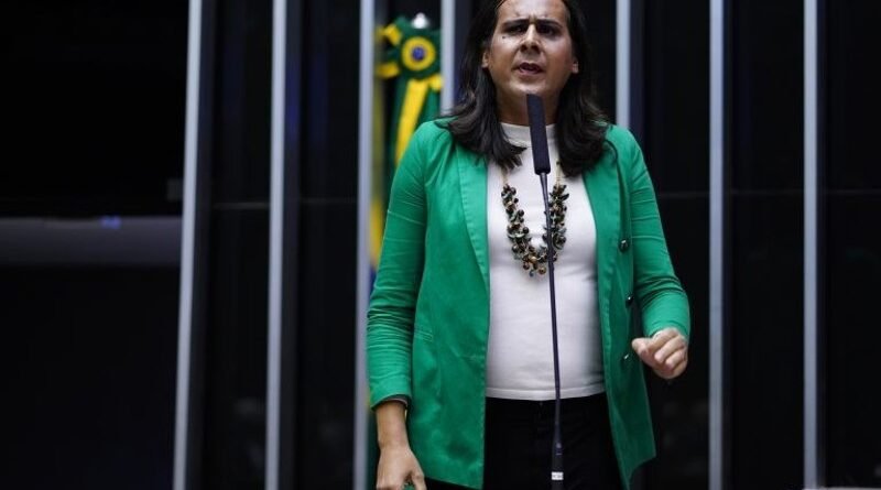 Projeto amplia licença por luto e assistência médica para filhos