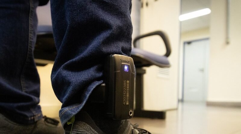Projeto estabelece uso de tornozeleira em casos de violência doméstica envolvendo armas