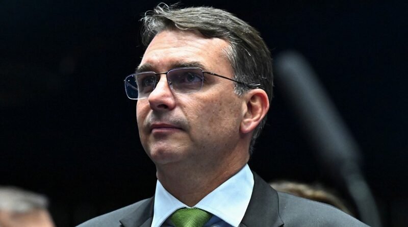 Psol solicita abertura de inquérito policial contra Flávio por encontro com Trump