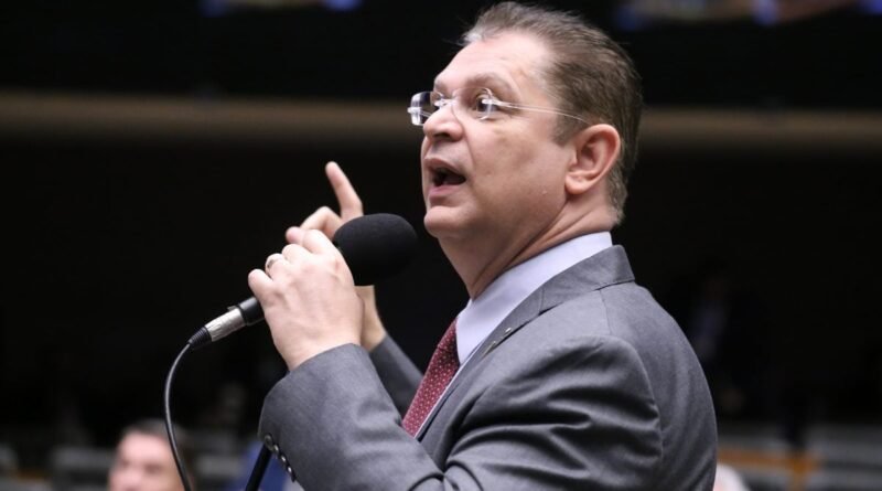 SÃ³stenes Cavalcante anuncia apoio do PL a projeto de escala 4×3