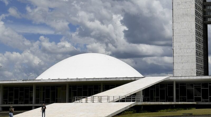 Senado discute medida provisória sobre CNH e cadastro para alunos superdotados