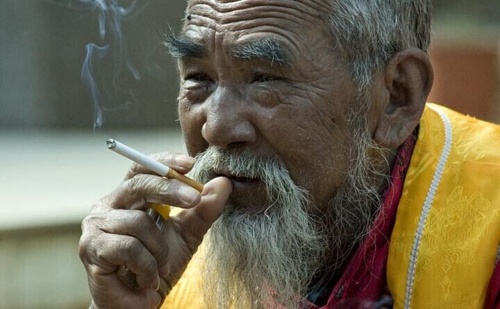Tabagismo gera 244 bilhões de dólares por ano e se torna a indústria mais significativa da China