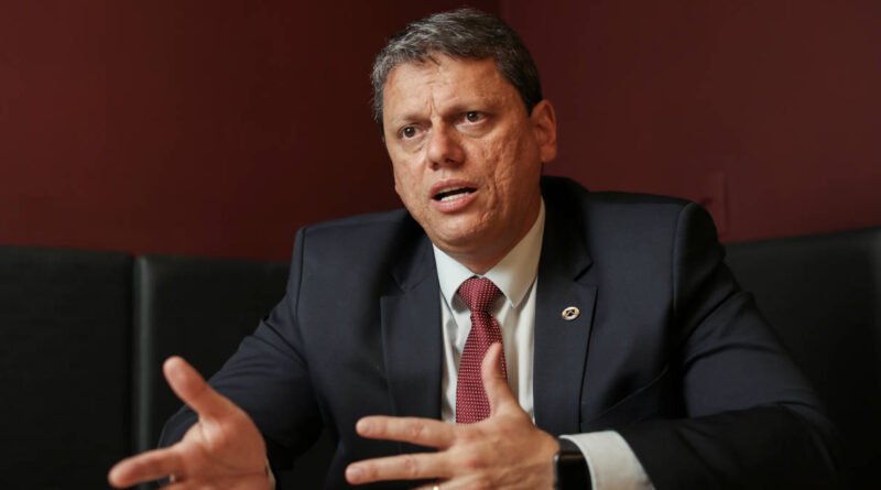 Tarcísio comenta sobre Flávio Bolsonaro e destaca necessidade de esclarecimentos