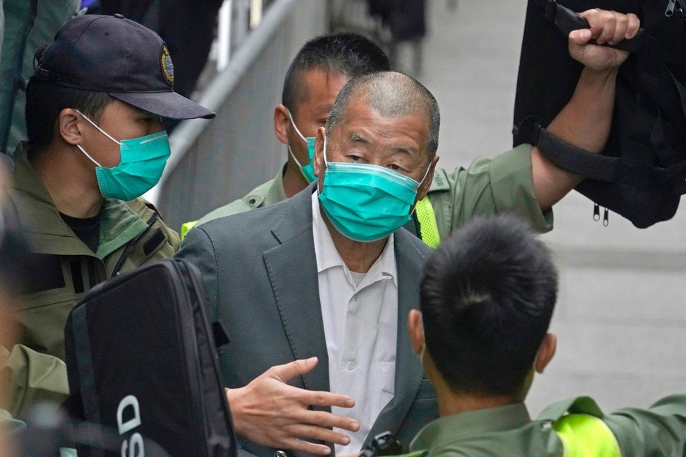 O defensor da democracia Jimmy Lai deixa o Tribunal de Última Instância de Hong Kong.