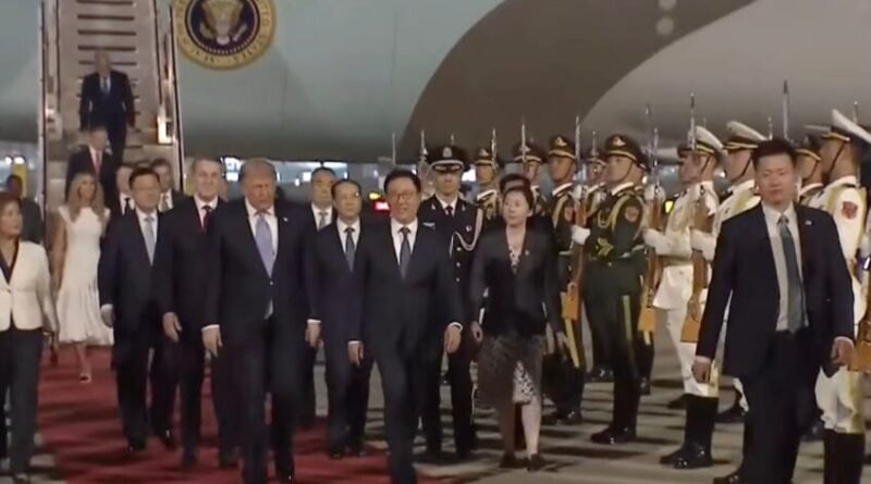 Trump chega a Pequim para sua segunda visita à China em nove anos