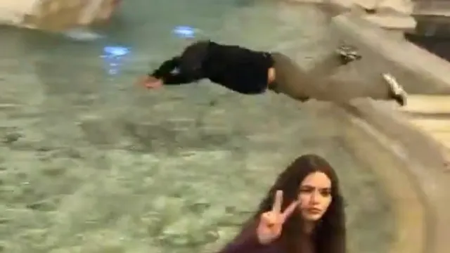 Turista é detido na Itália após mergulho na Fontana di Trevi