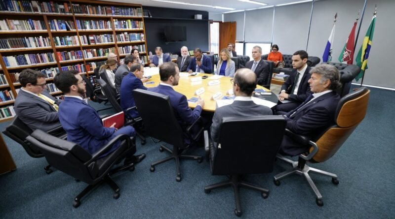 União e Distrito Federal assinam acordo bilionário para apoio ao BRB
