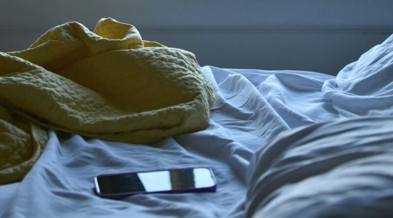Uso do celular ao acordar pode ser prejudicial, apontam cientistas