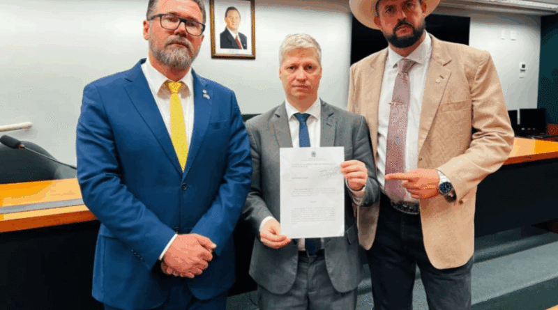 Van Hattem e aliados buscam reverter suspensão na Câmara