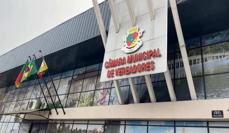 Vereador acusado de violência doméstica reassume cargo na Câmara de Farroupilha