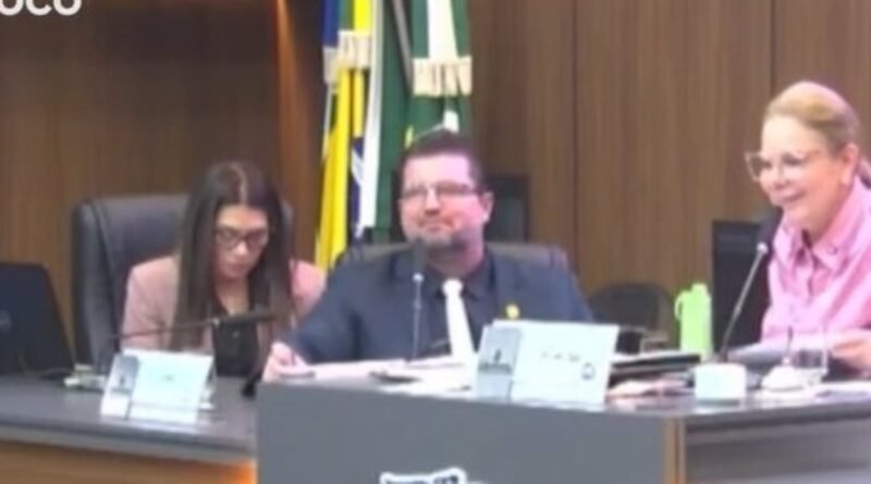 Vereador de MT deixa microfone ligado e ofende colega durante sessão
