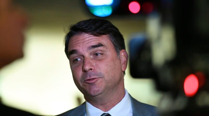 Vídeo de Flávio Bolsonaro sobre 'auxílio sacolão de osso' é falso e teve áudio manipulado com inteligência artificial