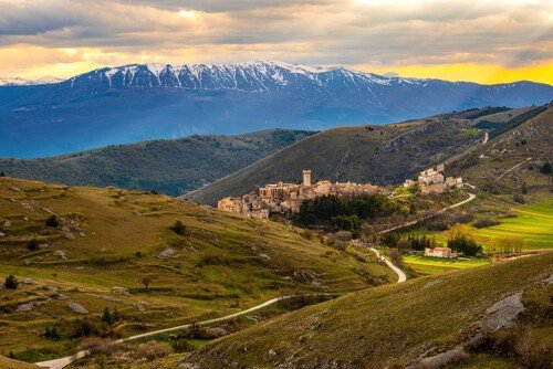 Vila italiana oferece casa e 44 mil euros para atrair novos moradores em meio ao alto custo de vida das capitais europeias