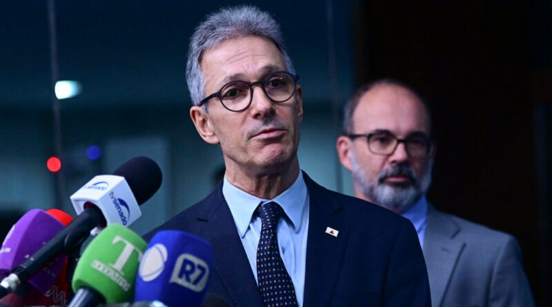 Zema e Renan Santos questionam credibilidade das explicações de Flávio Bolsonaro sobre Vorcaro