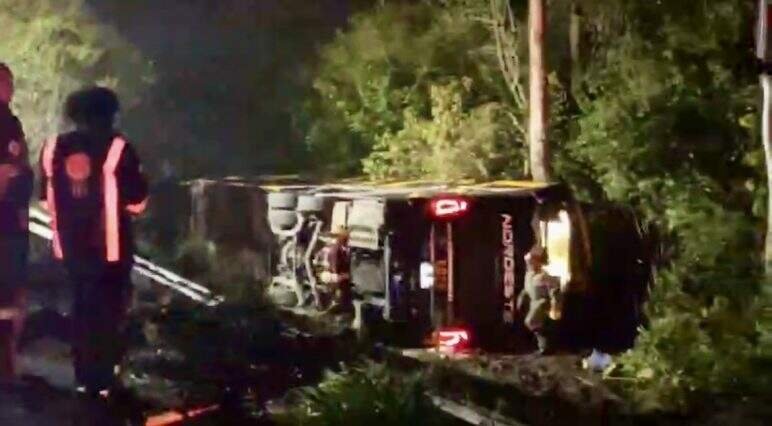 Acidente de ônibus na Freeway resulta em morte de mulher e 11 feridos