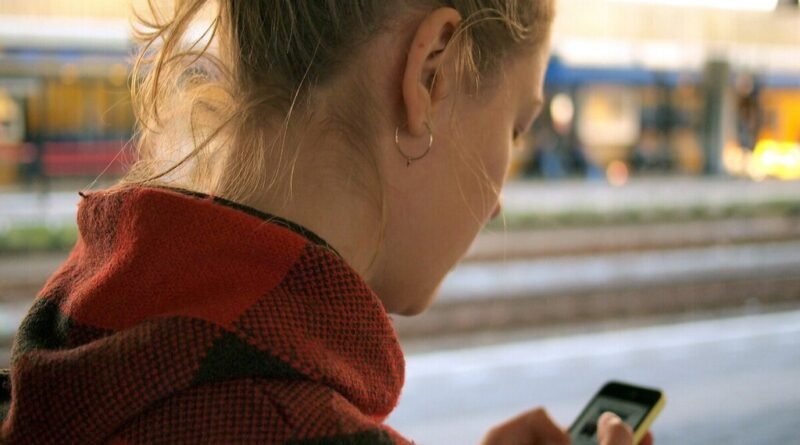 Adolescentes recorrem à inteligência artificial como apoio psicológico em desafio inédito para a medicina