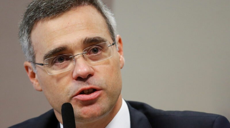 André Mendonça determina a remoção de publicações que associam Flávio Bolsonaro ao apoio à 'escala 7x0'