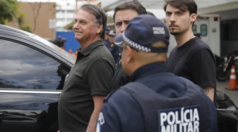 Arma de Jair Bolsonaro é confiscada de militar em blitz no DF