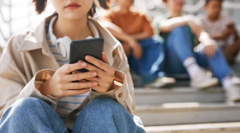 Austrália aumenta penalidades para plataformas que desrespeitarem proibição de redes sociais para menores