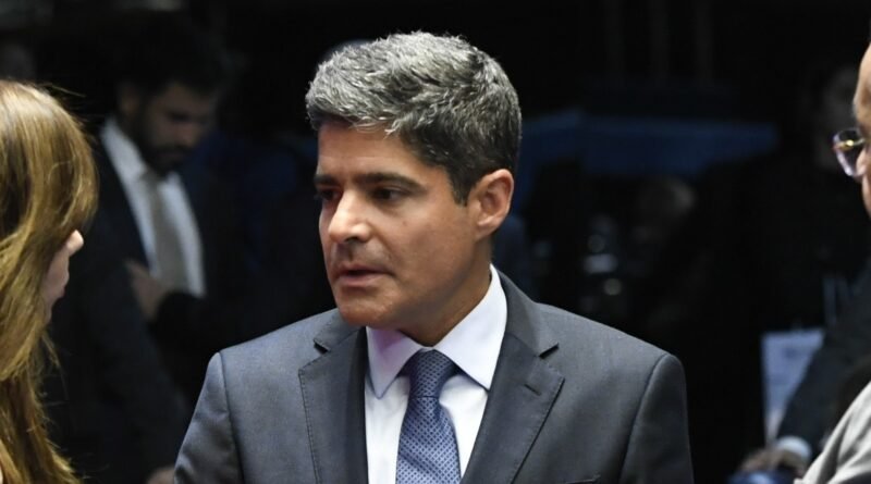 Avião de ACM Neto realiza pouso de emergência na Bahia devido a falha técnica