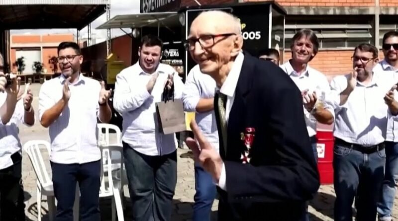 Brasileiro estabelece recorde no Guinness após 86 anos de dedicação à mesma empresa e compartilha lição sobre felicidade antes de falecer