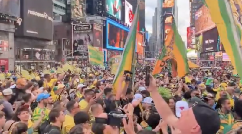 Brasileiros se reúnem em Times Square antes da estreia da seleção